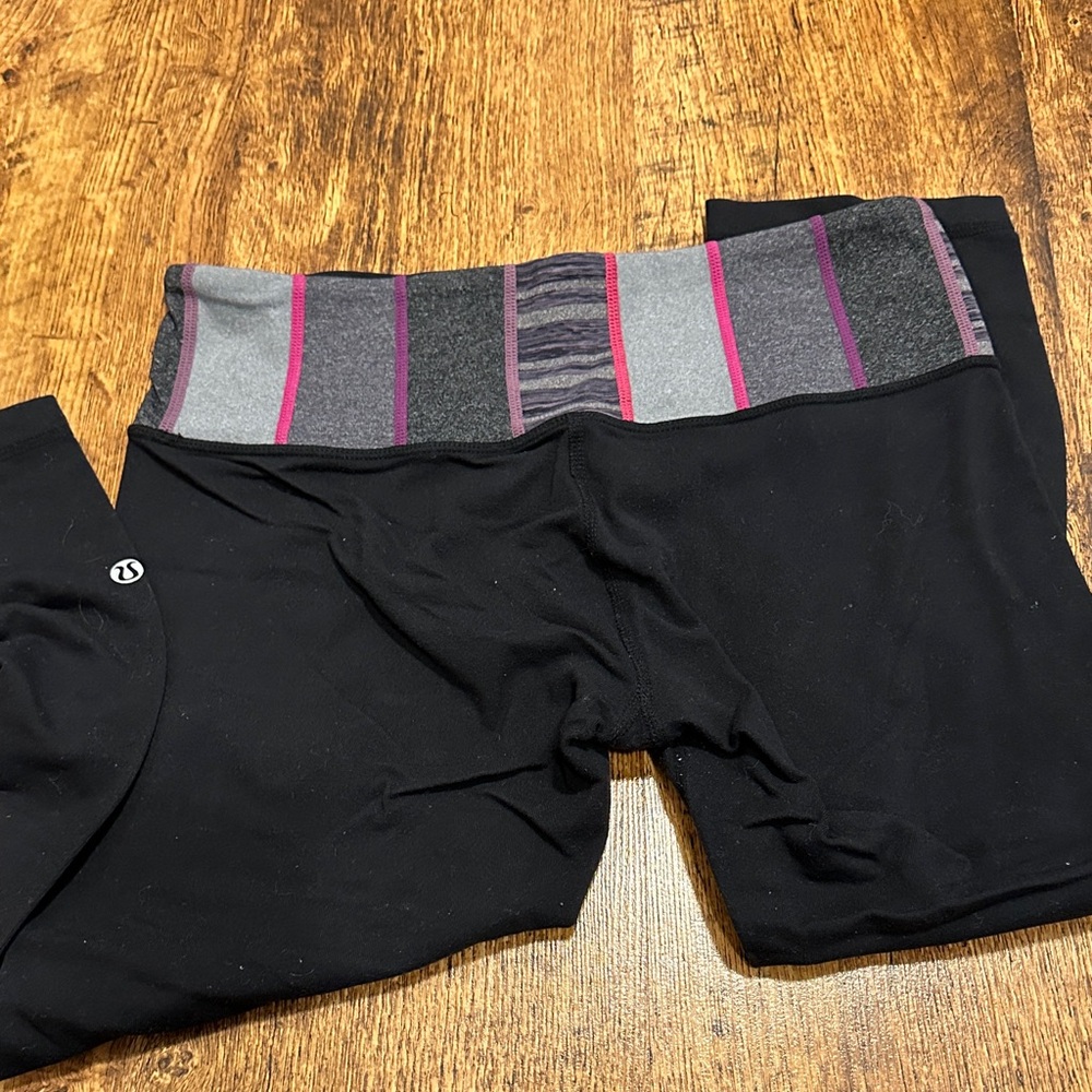 lululemon athletica Women’s Black Athletic Capris with striped waistband